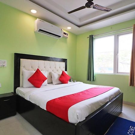 Oyo Mannat Residency Near Rohini Sector 18 Metro Station Hotel New Delhi Exterior photo