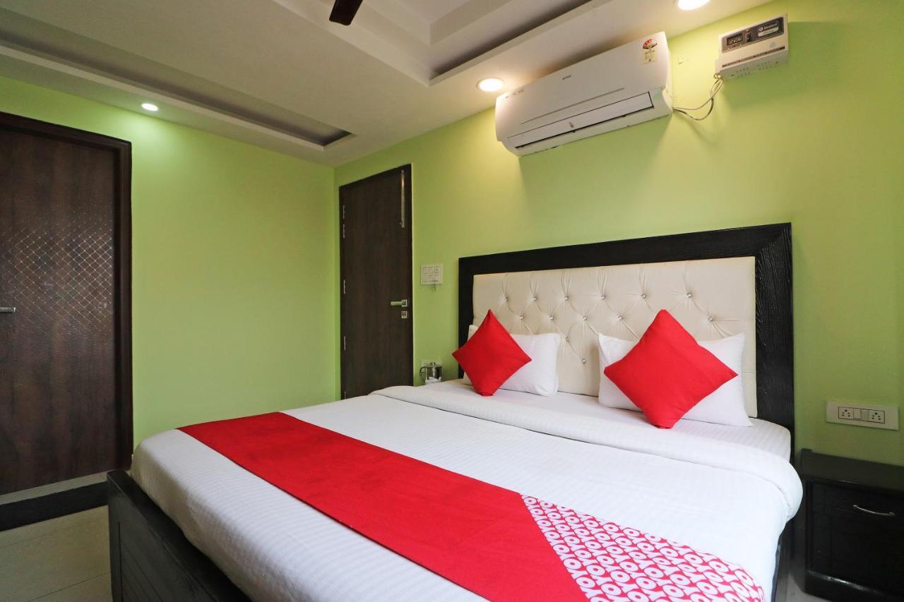Oyo Mannat Residency Near Rohini Sector 18 Metro Station Hotel New Delhi Exterior photo